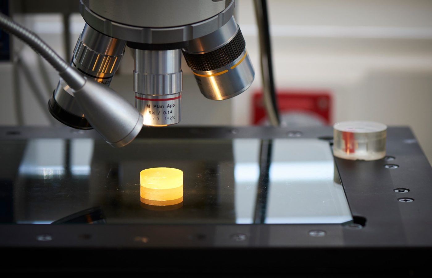 Microscope examining a material sample in a COFICAB laboratory